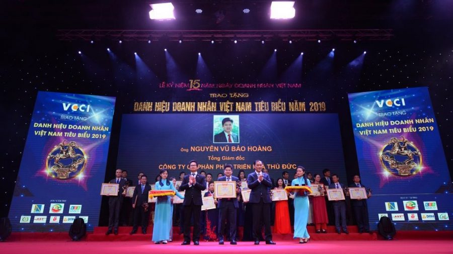 Tổng Giám đốc Thủ Đức House Nguyễn Vũ Bảo Hoàng nhận giải thưởng doanh nhân Việt Nam tiêu biểu 2019 do VCCI trao tặng