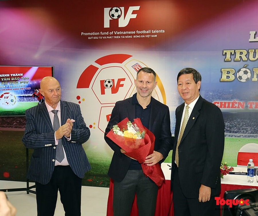 Phó chủ tịch Lê Khắc Hiệp cùng cựu danh thủ Ryan Giggs tại Lễ khánh thành Trung tâm đào tạo bóng đá trẻ PVF