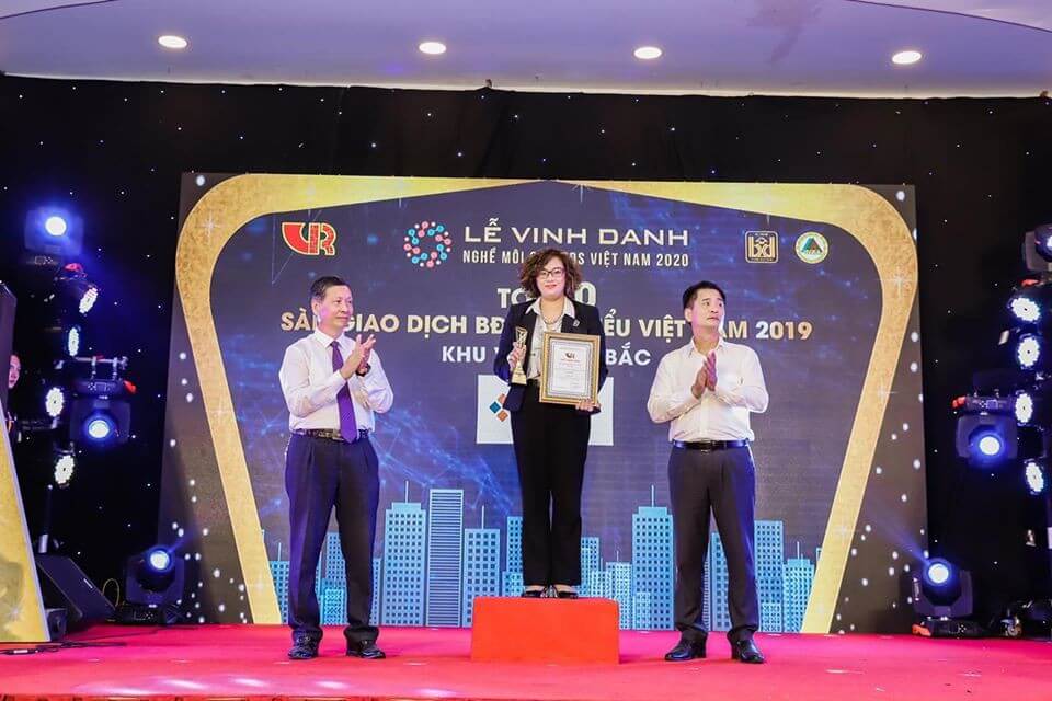 Bà Nguyễn Quỳnh Mai – Phó Tổng Giám đốc CEN Land tại Lễ vinh doanh nghề môi giới bất động sản năm 2020