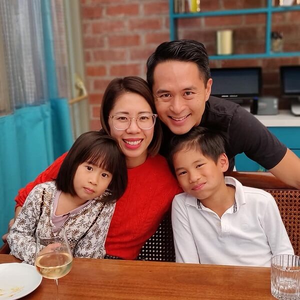 Ông Ziang Tony Ngo hạnh phúc bên gia đình cùng vợ và hai con