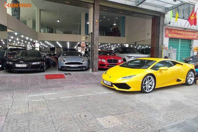 Siêu xe Lamborghini Huracan màu vàng đeo biển tứ quý 8 của thiếu gia Novaland.