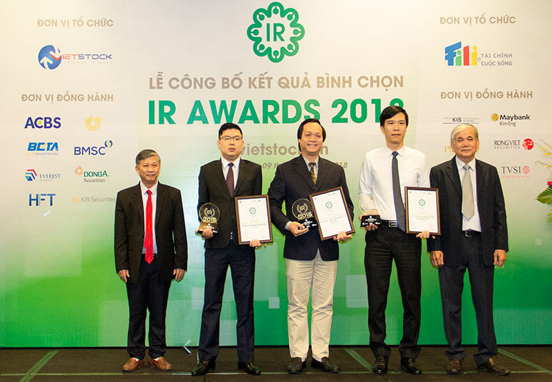 Ông Bùi Quang Anh Vũ – Phó Tổng Giám đốc Đầu tư của Phát Đạt (vị trí giữa) nhận giải Top 3 Mid Cap được Nhà đầu tư bình chọn cao nhất 2018