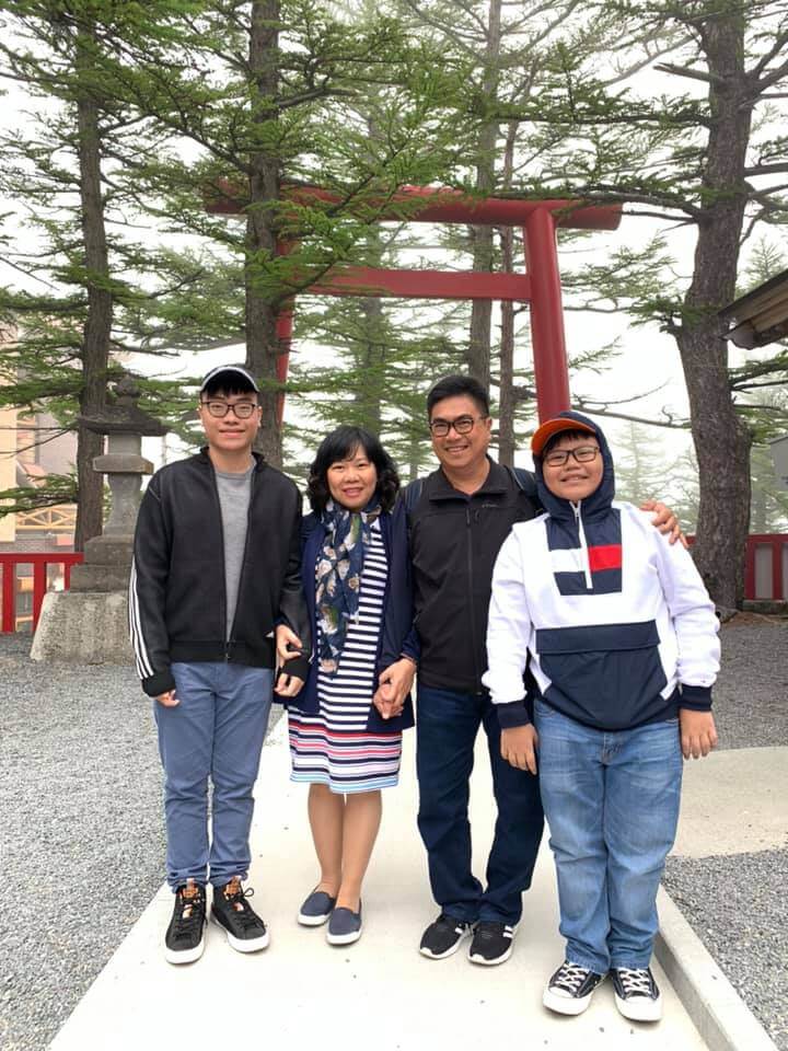 Ông Bùi Xuân Huy cùng gia đình trong chuyến du lịch nước ngoài