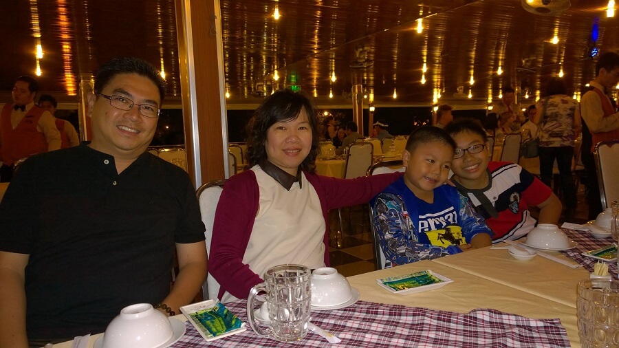 Ông Bùi Xuân Huy hạnh phúc bên gia đình tại một nhà hàng