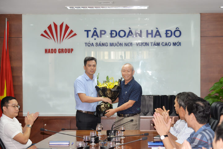 Ông Chu Tuấn Anh – Phó Tổng Giám đốc Tập đoàn thay mặt CBCNV tặng hoa chúc mừng Chủ tịch HĐQT Nguyễn Trọng Thông nhân ngày Doanh nhân Việt Nam