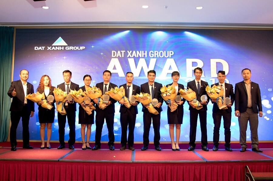 Phó Tổng Giám đốc Lương Trí Thảo và Phó Tổng Giám đốc Lê Hào tặng hoa và trao cúp cho Top 20 nhân viên giỏi cấp Tập đoàn
