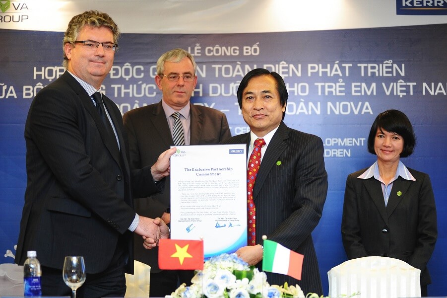 Ông Nguyễn Hiếu Liêm (Phó chủ tịch Nova Group) và ông John Reilly PCT bộ phận dinh dưỡng, tập đoàn Kerry ký kết thỏa thuận.
