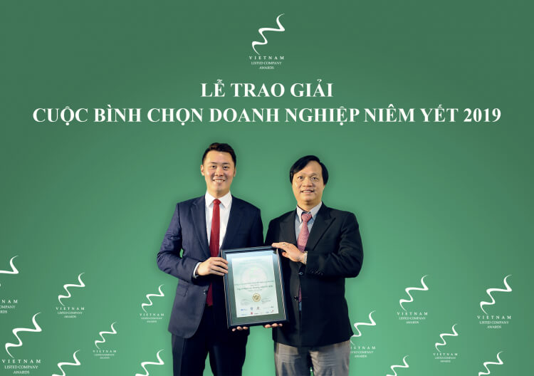 Phó Chủ tịch Nguyễn Tấn Danh và Tổng Giám đốc Bùi Quang Anh Vũ tại Lễ trao giải cuộc bình chọn doanh nghiệp niêm yết 2019