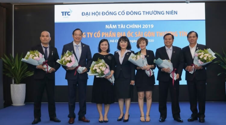 Bà Nguyễn Thùy Vân (thứ 3 từ trái sang) Chủ tịch TTC Land tại Đại hội đồng cổ đông thường niên TTC Land 2020