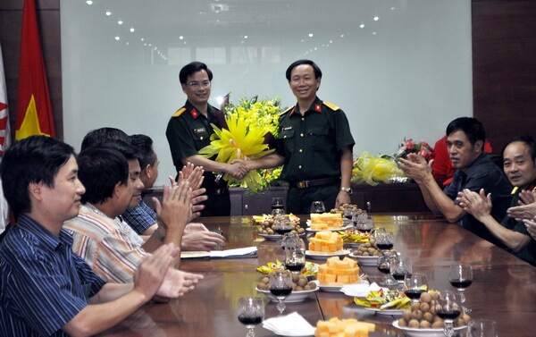 Đại tá Nguyễn Trọng Thông tặng hoa chúc mừng Thượng tá Nguyễn Đức Toàn khi được thăng quân hàm Thượng tá