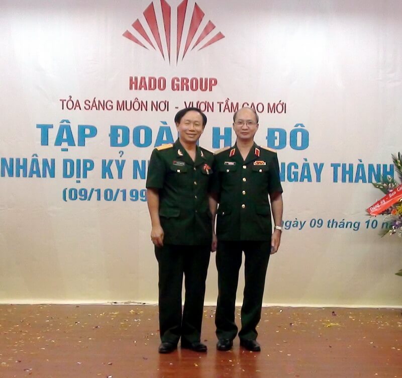 Đại tá Nguyễn Trọng Thông và Thiếu tướng Phạm Sơn Dương đại diện lãnh đạo chỉ huy Viện KH – CN Quân sự