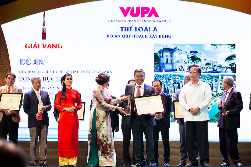 Ông Phạm Thiếu Hoa – Tổng Giám đốc Vinhomes đại diện Công ty CP Vinhomes nhận 02 giải thưởng Quy hoạch Đô thị Quốc gia hạng mục A & C