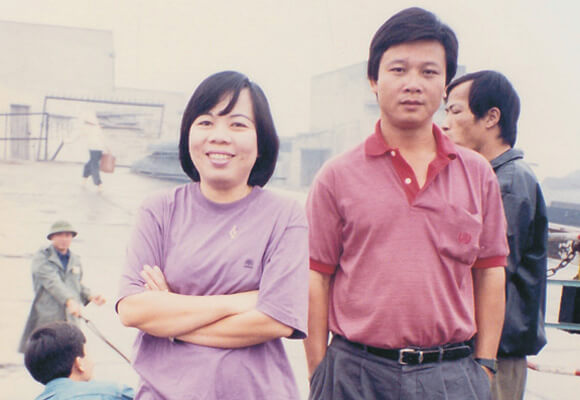 Bà Khanh chụp ảnh với nhân viên đầu tiên của công ty vào năm 1997