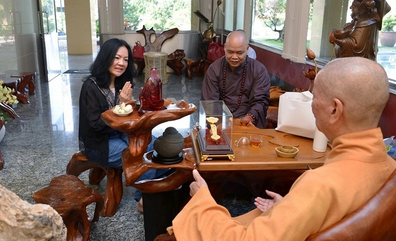 Phật tử Hạnh Đăng vấn an sức khoẻ Hoà thượng Viện trưởng và tác bạch cúng dường Học viện