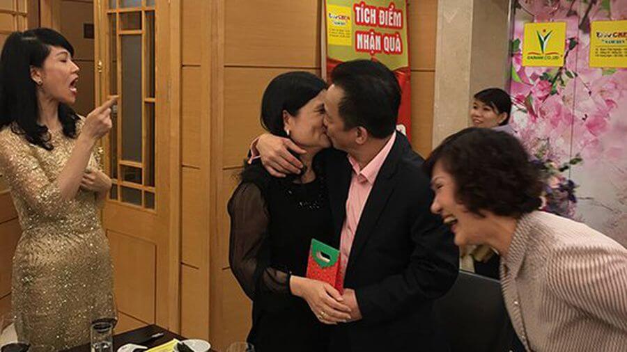 Chủ tịch Đỗ Quang Hiển và phu nhân Lê Thanh Hòa trao nụ hôn nồng cháy cho nhau