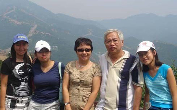 Gia đình vợ chồng ông Bình bà Dung và ba cô con gái