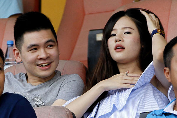 Chủ tịch câu lạc bộ bóng đá Hà Nội cùng bạn gái trong một lần dự khán trận đấu của Hà Nội FC