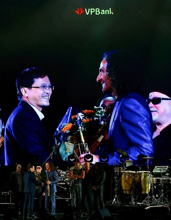 Tổng giám đốc Nguyễn Đức Vinh và nghệ sĩ saxophone Kenny G.