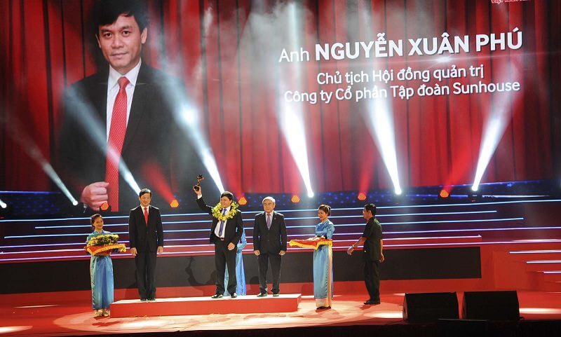 Nguyễn Xuân Phú - Chủ tịch Tập đoàn Sunhouse được trao “Giải thưởng Sao Đỏ - 100 Doanh nhân trẻ Việt Nam tiêu biểu 2014”.