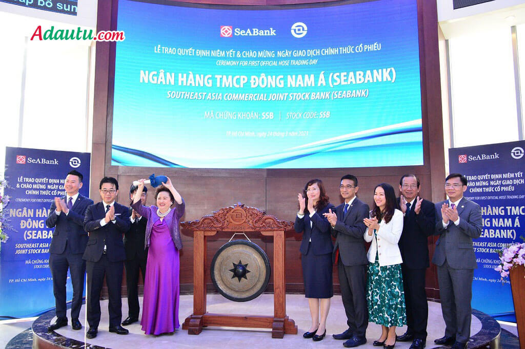 Phó chủ tịch SeABank Nguyễn Thị Nga thực hiện nghi lễ đánh cồng tại HoSE.