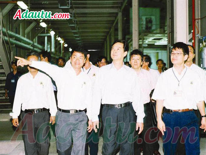 Ông Trần Bá Dương giới thiệu với Thủ tướng Nguyễn Tấn Dũng về Công ty Thaco Trường Hải trong những năm đầu mới thành lập