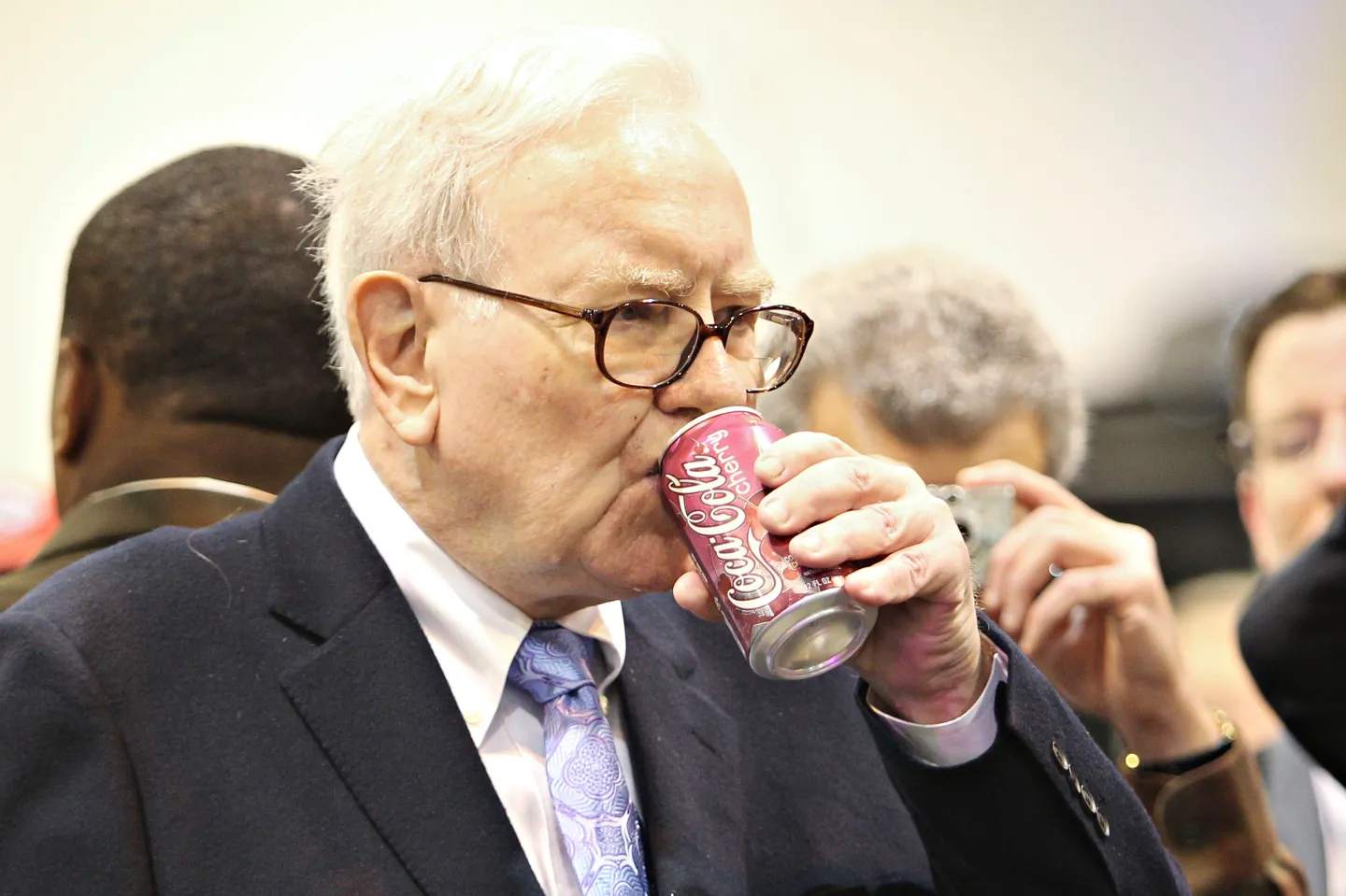 Warren Buffett uống một lon Coca-Cola hương Cherry khi ông tham quan khu triển lãm trước cuộc họp thường niên của Berkshire Hathaway vào ngày 01/05/2010.