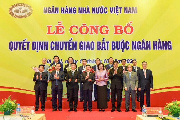 Phó Thủ tướng Hồ Đức Phớc cùng Ban Lãnh đạo NHNN chụp ảnh lưu niệm với đại diện 4 ngân hàng.