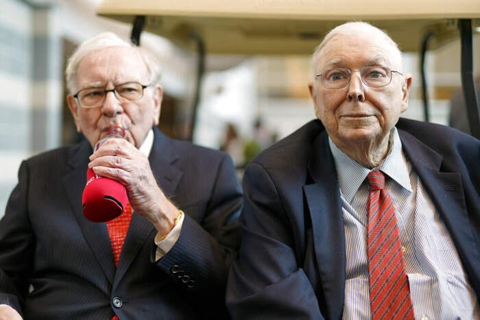 Huyền thoại đầu tư Warren Buffett - Chủ tịch kiêm CEO Berkshire Hathaway và cố tỷ phú Charlie Munger - cựu Phó Chủ tịch Berkshire. (Ảnh: AP).